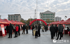 你一言我一语地打听着工价、工时和福利