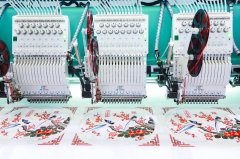 <b>”缝纫工黄大姐一边飞针走线一边笑着说</b>