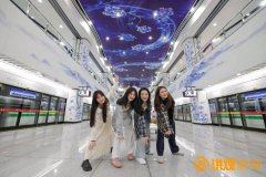 前来打卡的游客们纷纷举着手机