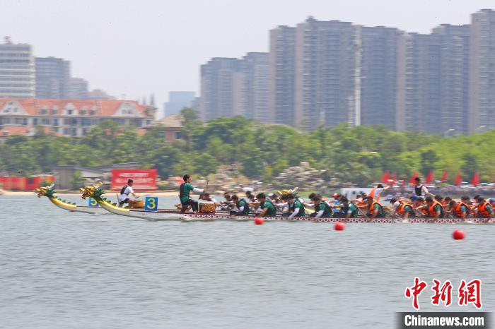 中国南昌国际龙舟赛开幕日，44支龙舟在红谷滩九