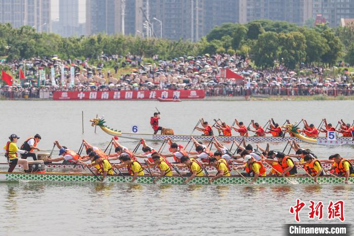 中国南昌国际龙舟赛开幕日，44支龙舟在红谷滩九