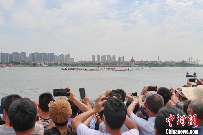 中国南昌国际龙舟赛开幕日，44支龙舟在红谷滩九
