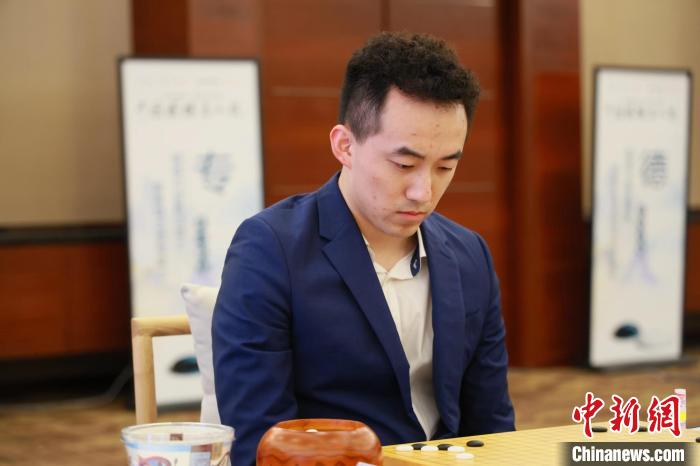 在深圳击败杨楷文，柯洁首次夺得中国围棋名人