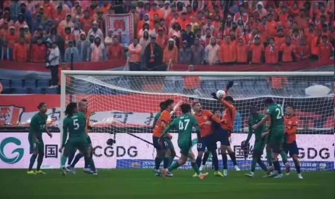 京鲁德比手球争议引热议，VAR未介入引质疑