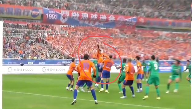 京鲁德比手球争议引热议，VAR未介入引质疑