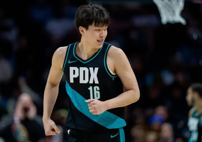 杨瀚森49秒出场遭羞辱 开拓者弃用中国天才