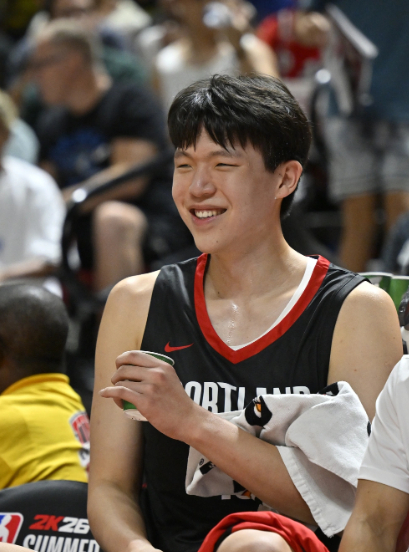 杨瀚森49秒出场遭羞辱 开拓者弃用中国天才