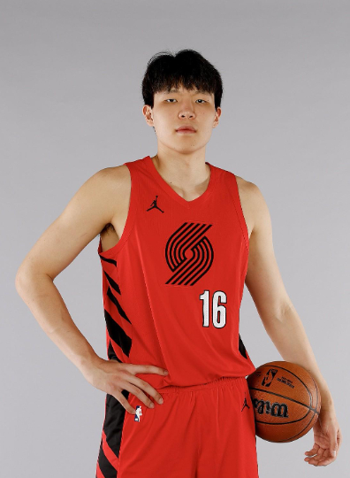 杨瀚森49秒出场遭羞辱 开拓者弃用中国天才