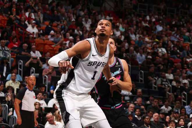 文班亚马里程碑之夜 马刺双杀热火豪取6连胜