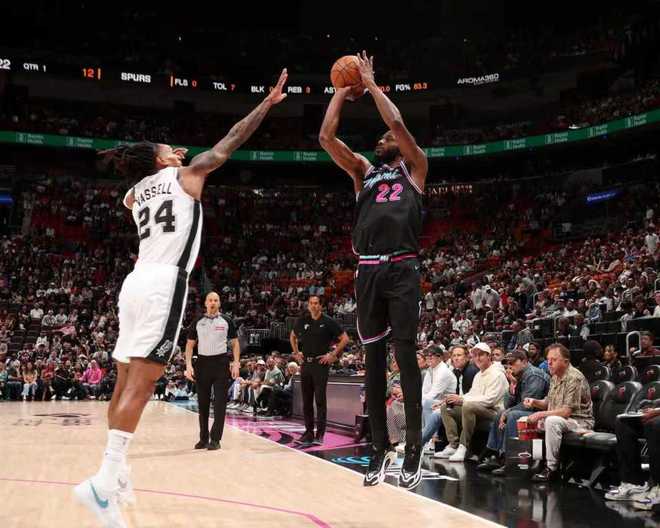 文班亚马里程碑之夜 马刺双杀热火豪取6连胜