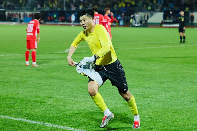 山东泰安队1-0力克湖南永州 首届CMG群众足球赛决