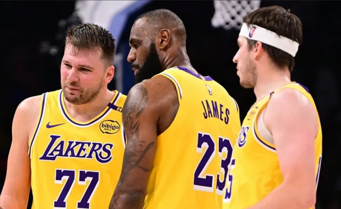詹姆斯复出首战力证湖人无其难赢？三巨头协同