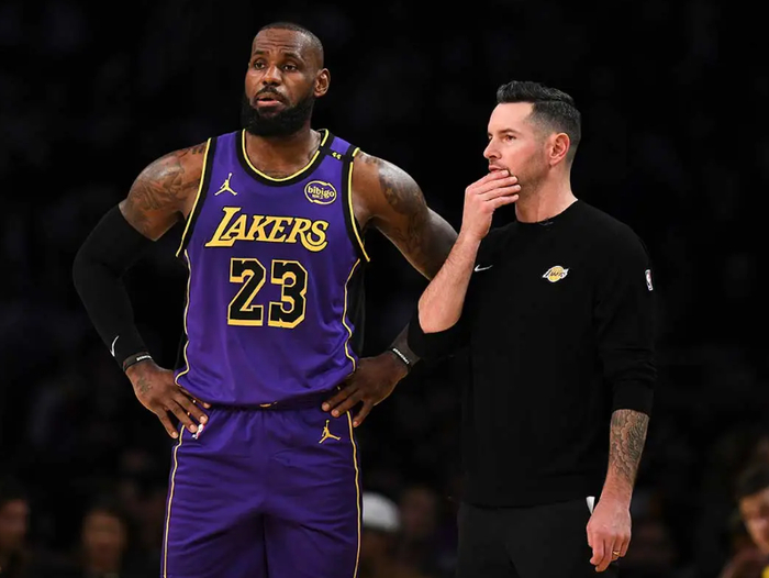 詹姆斯复出首战力证湖人无其难赢？三巨头协同