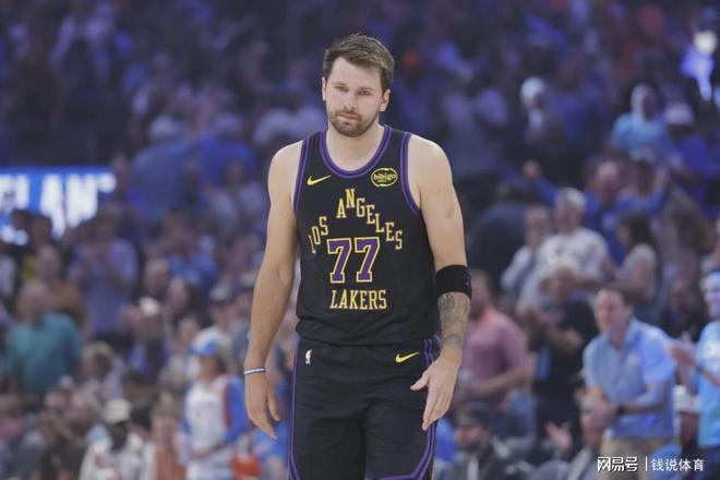 东契奇左腿筋二级拉伤赴欧治疗，湖人季后赛前