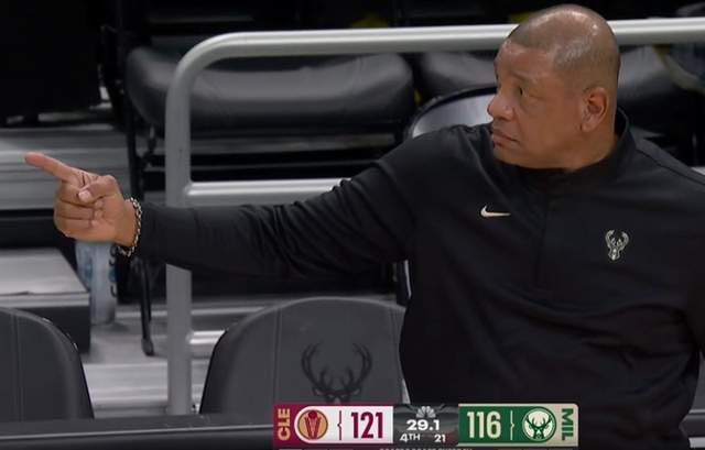 雄鹿主场惨败骑士 里弗斯误判挑战葬送逆转希望