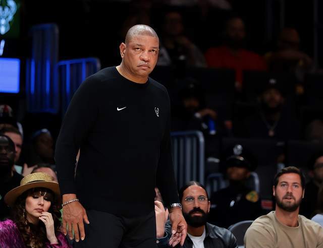 雄鹿主场惨败骑士 里弗斯误判挑战葬送逆转希望